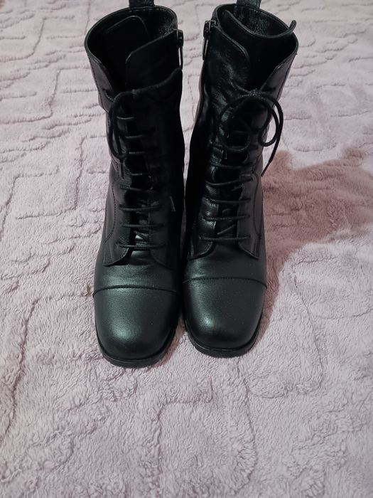 Продавам дамски боти