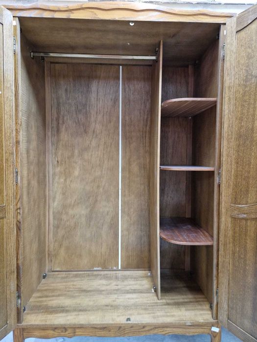 Двукрилен дъбов гардероб, два броя налични