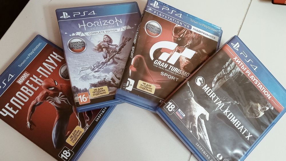 Плейстейшон 4 в комплекте джойстик и диск