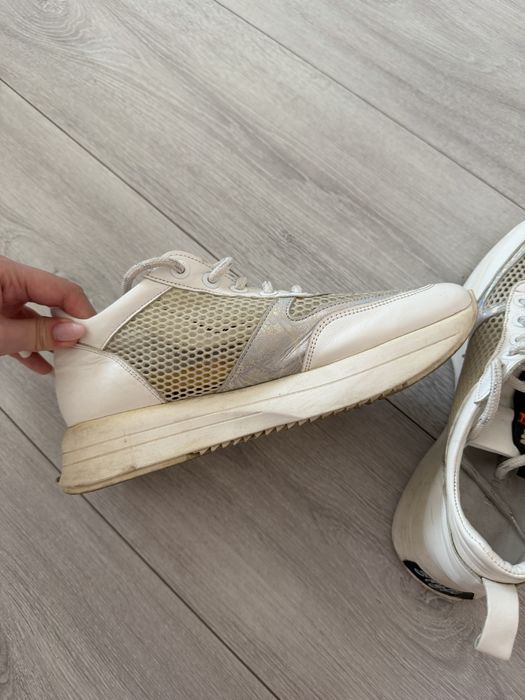 Продам кроссовки