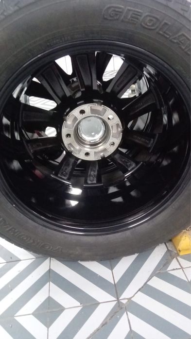 Продоется шина с дисками R-20.