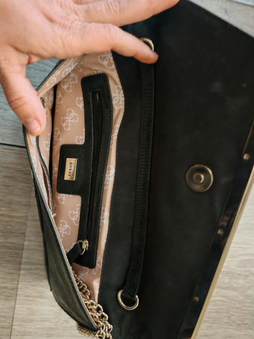 Geantă Plic Guess Neagra
