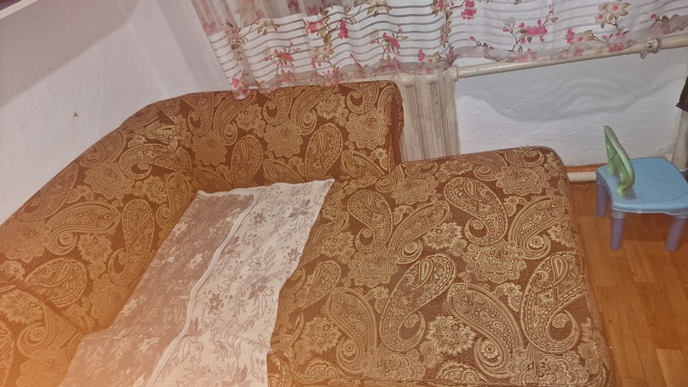 Диван угловой деревянный