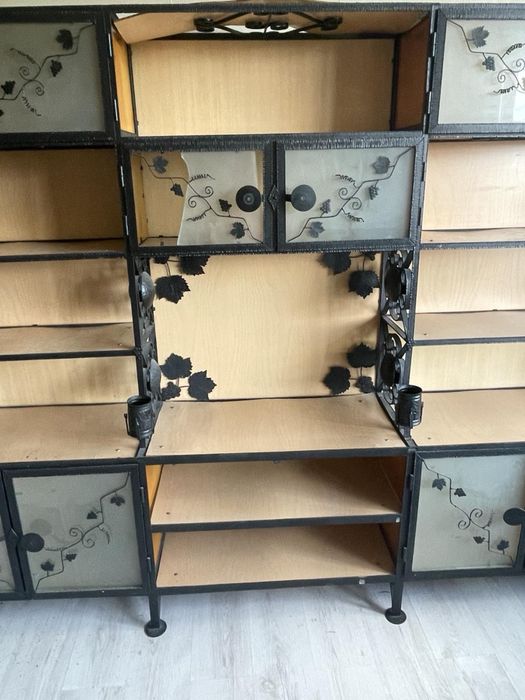 Дизайнерска библиотека с ковано желязо .