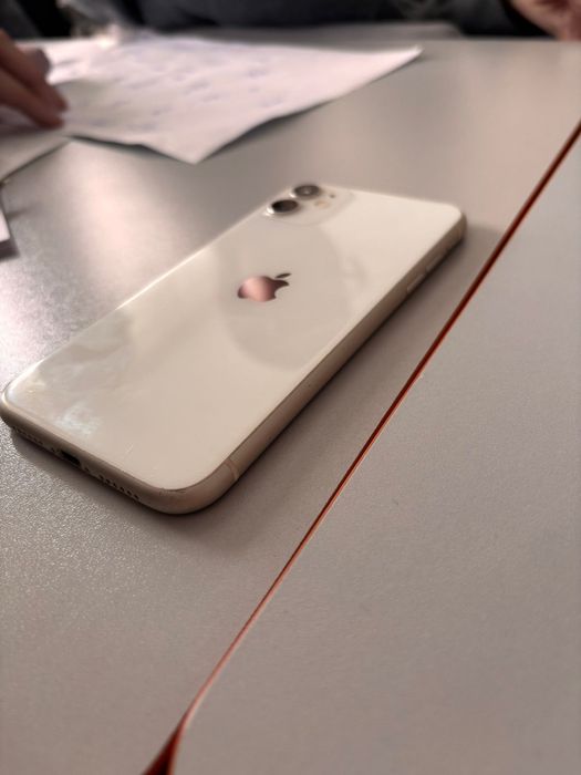 Iphone 11, aproape impecabil