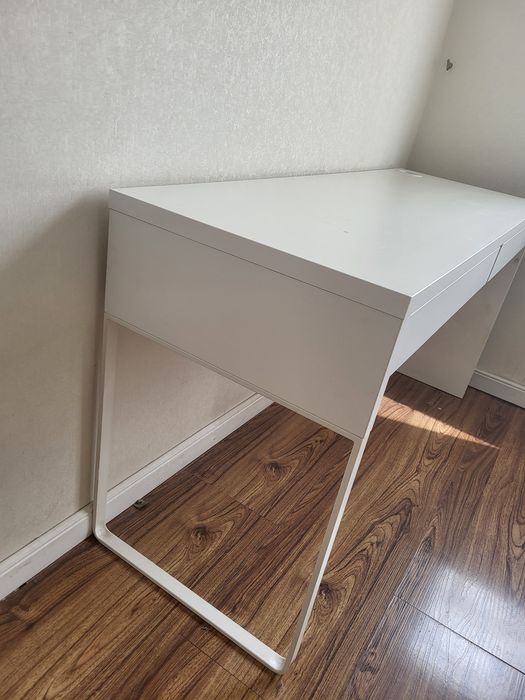 Белый стол из IKEA