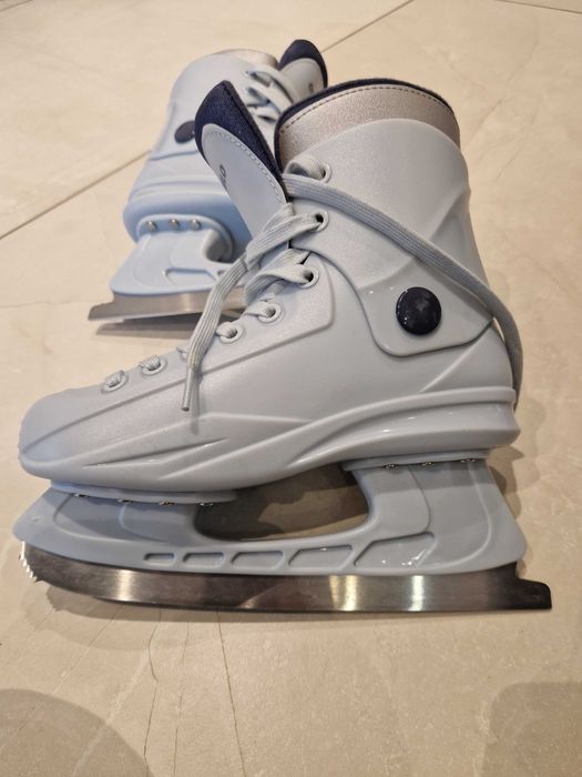 Patine marime 23.5 cm