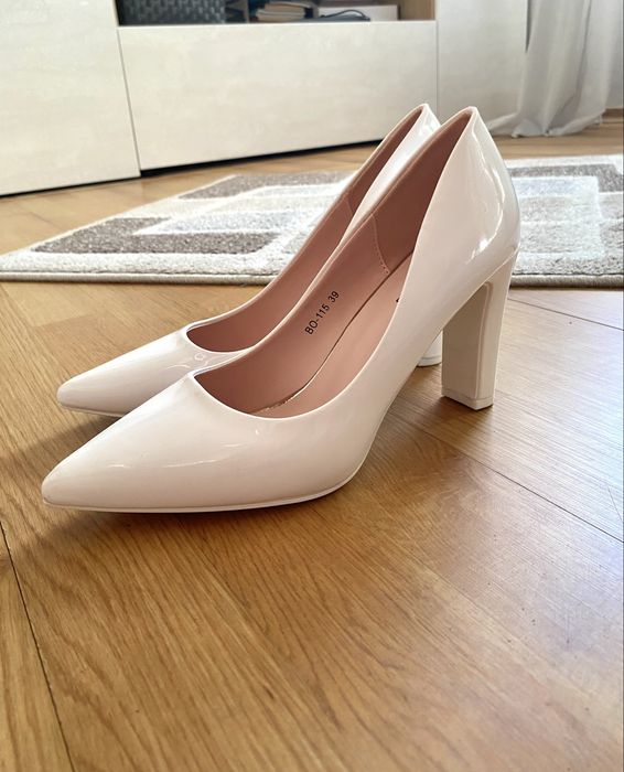 Бели официални токчета