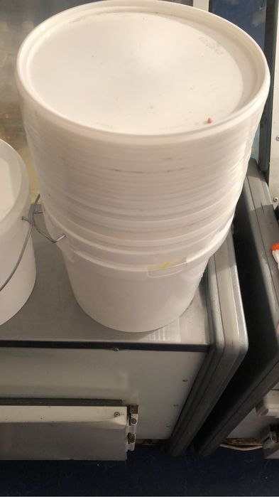 Продам пластиковые ведра 5 л