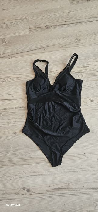 Цял бански.   ..