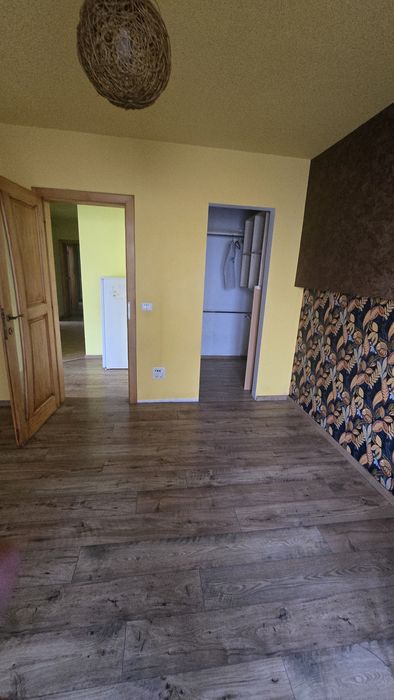 Vand apartament 3 camere,zona 300 ,et.1(bloc nou)