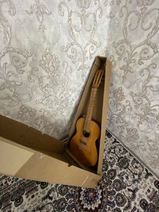 Gitara sotiladi razmer bilmayman