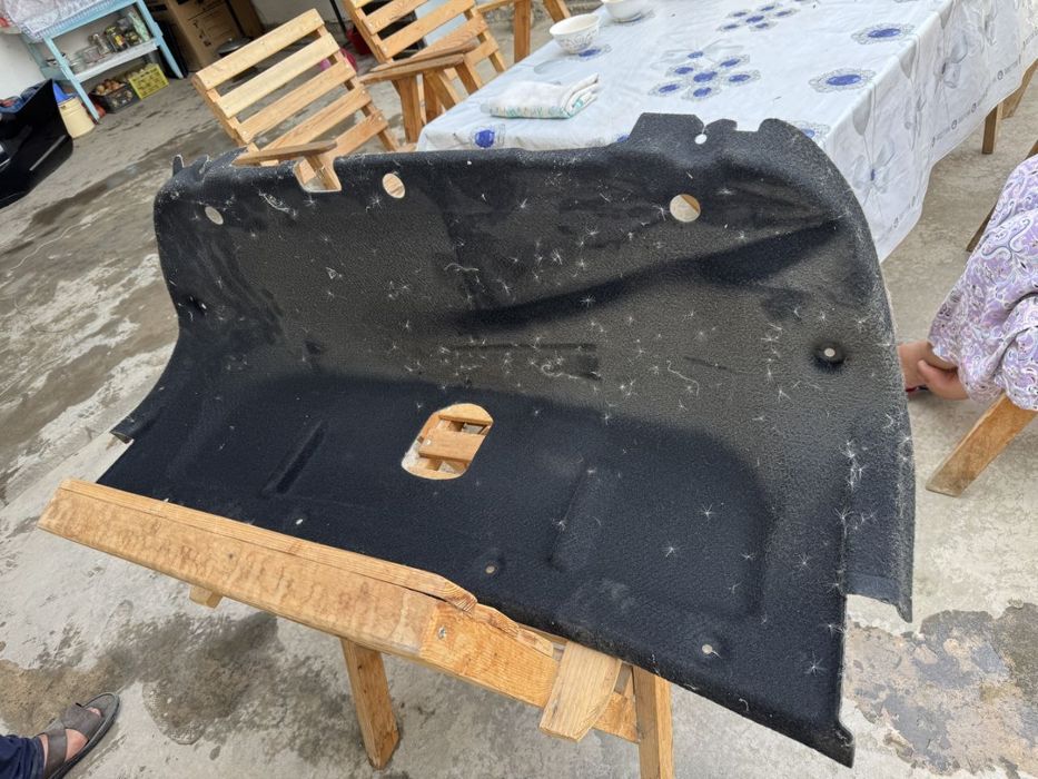 Oldi orqa kapot,oldi orqa banfer ,oldi rishotka  mercedes e 400niki ..