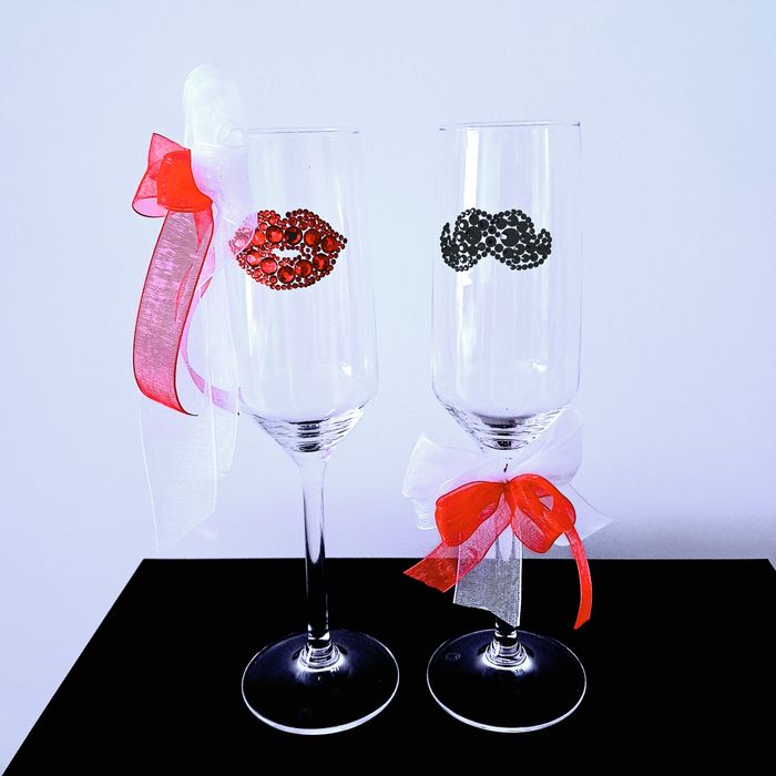 Сватбени ритуални чаши, ръчно украсени с кристални камъчета.