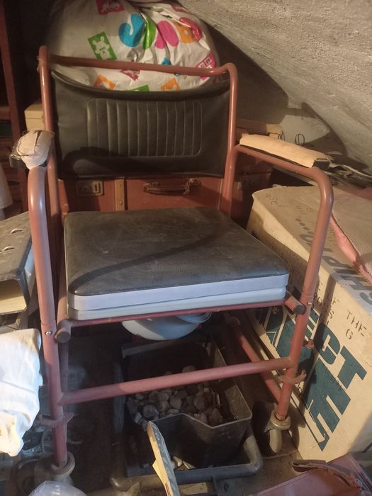 Инвалиден,тоалетна стол със степени и колела