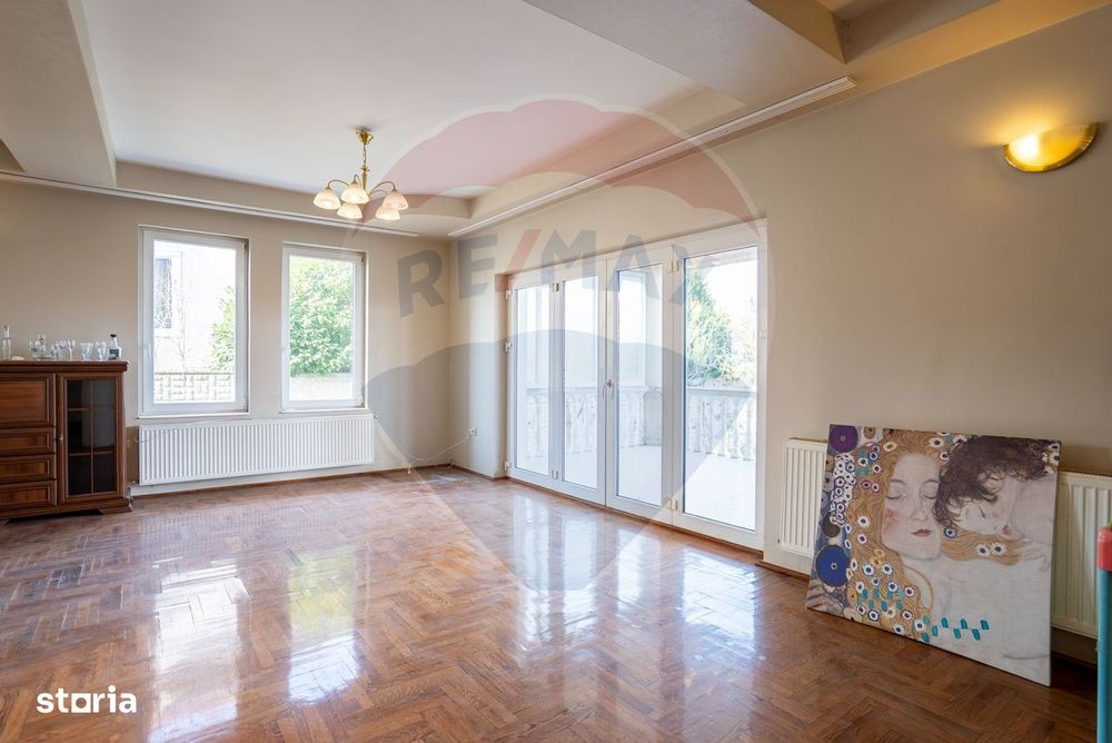 De vânzare Casă spațioasă cu teren 1.000 mp Beverly Hills, Sanmartin