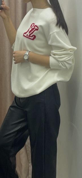 Свитер белая с логотипом