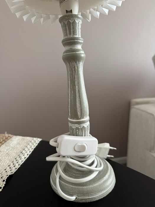 Veioza cu abajur alb din plastic