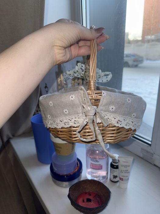 Корзинка и набор косметики