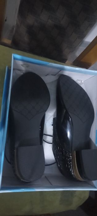 Продам школьные туфли