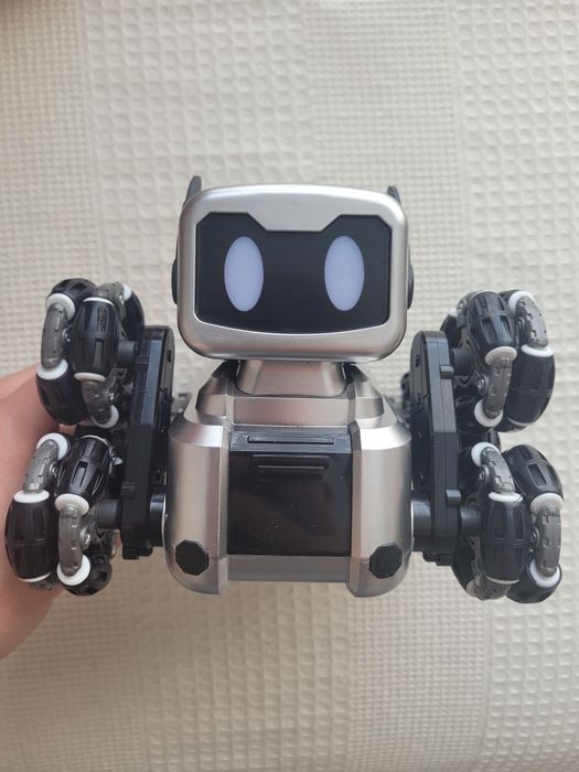 Робот-собака трансформер на пульте управления