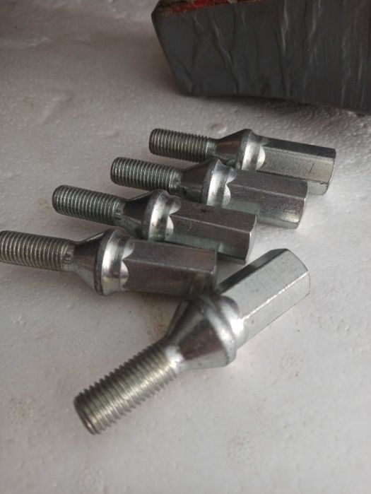 Болты  автомобильные