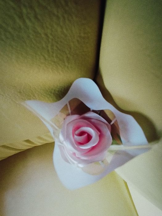 Trandafiri satin realizați manual