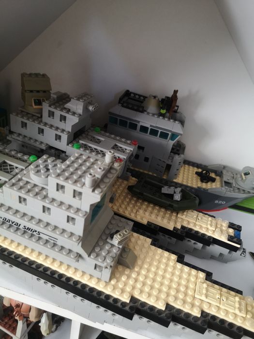 Продам много лего и домик