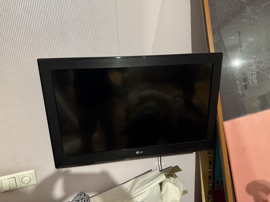 Телевизор LG диагональ 82см
