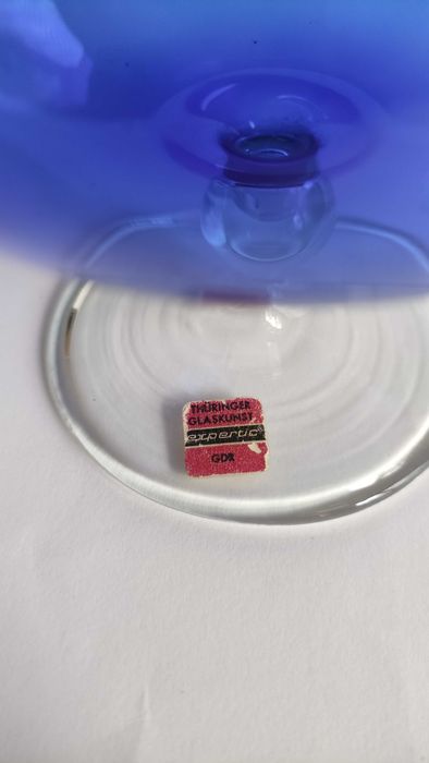 Две големи тънкостенни чаши от цветно стъкло