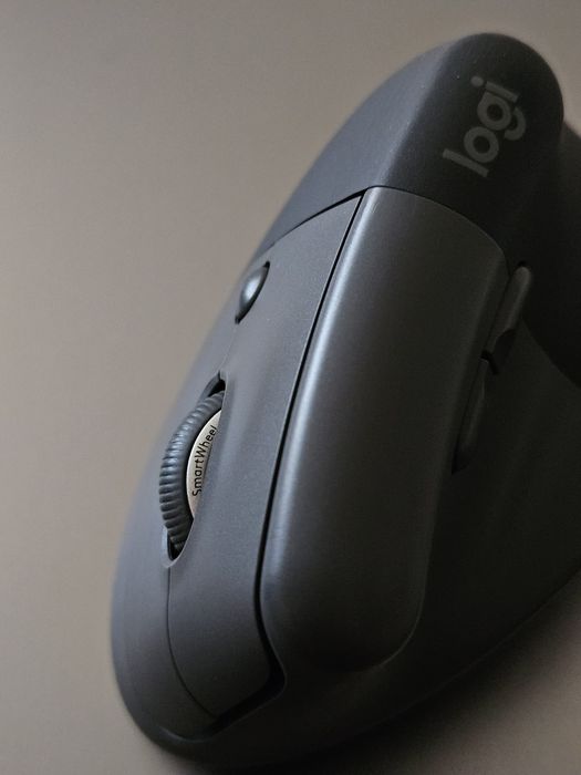 Logitech Lift - mouse ergonomic pentru sesiuni lungi de lucru