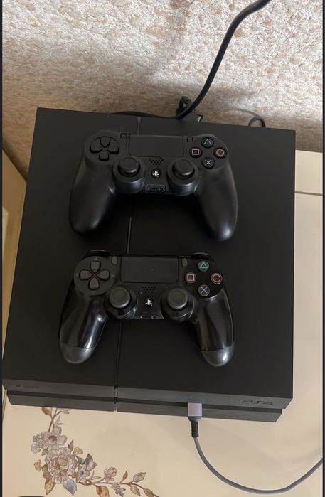 PS4 с двумя геймпадами