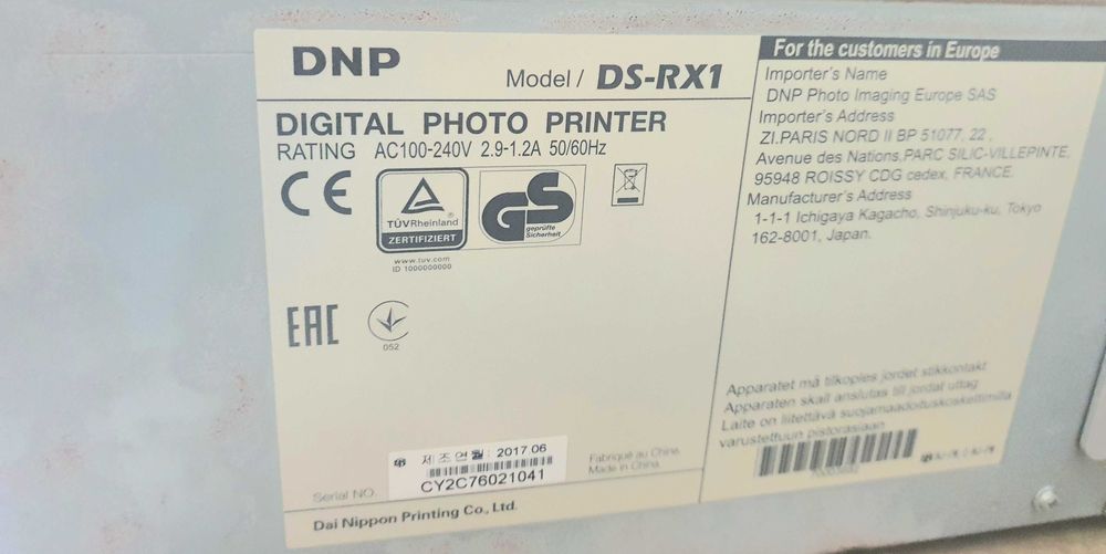 Vând imprimantă profesională DNP DSRX1HS + stickuri 99buc 2GB