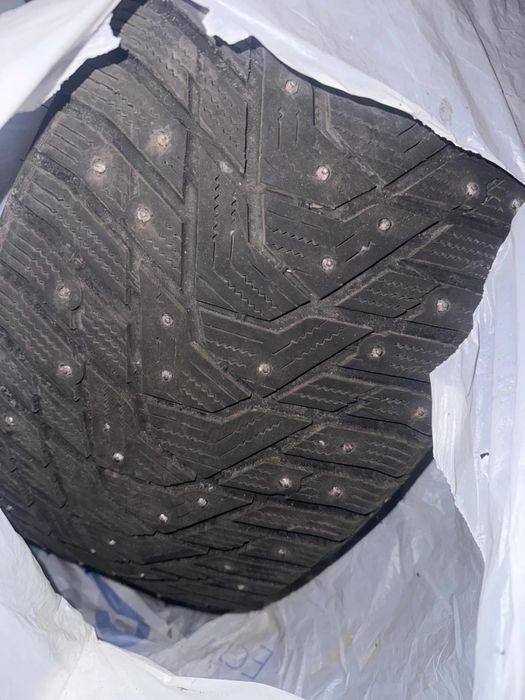 Продам 2 шины Hankook 255/40 R19 зимние с шипами
