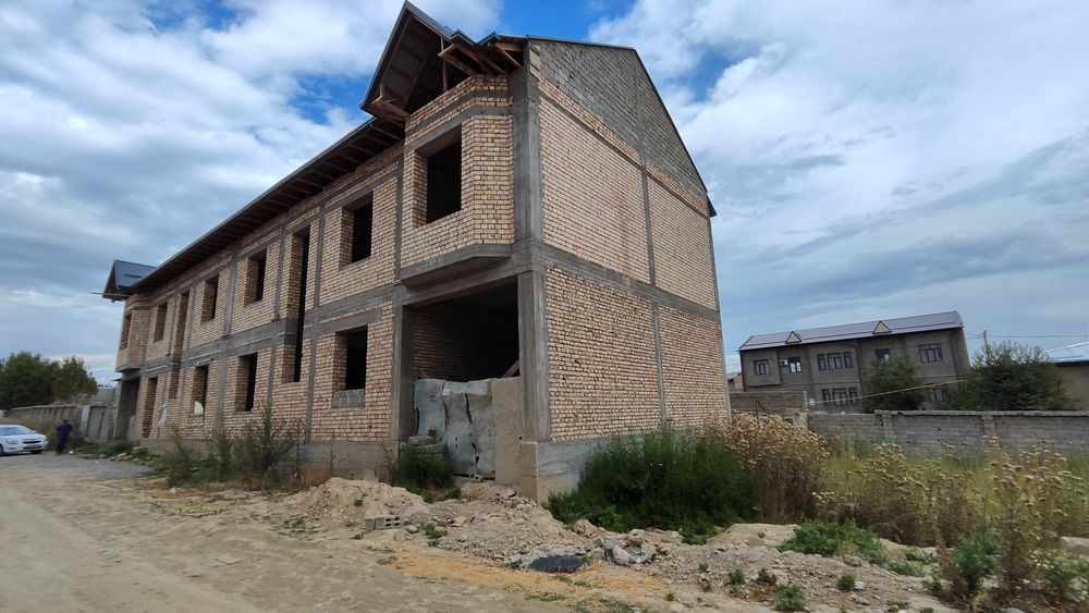 Uy sotiladi karobka holatida 2 ta bir xil qilib qurilgan egzak uyla