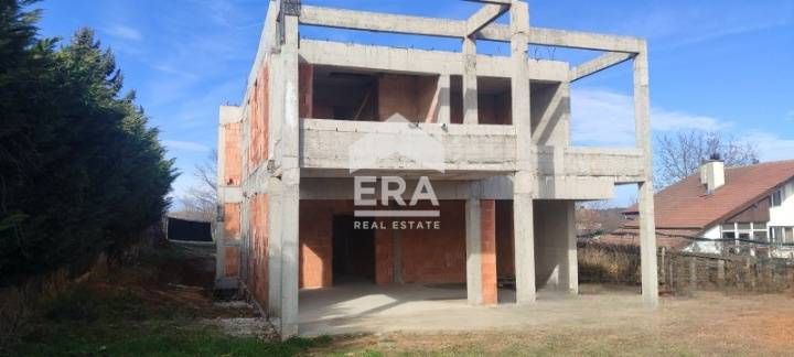 ЕКСКЛУЗИВНО! Двуетажна къща с двоен гараж, на етап пред Акт 14, в с. Д