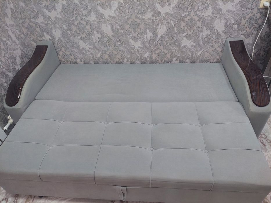 Срочно продам диван почти новый