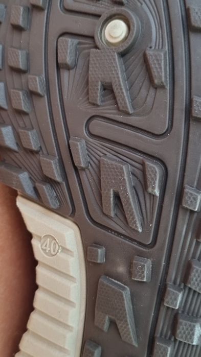 Продам женские кроссовки