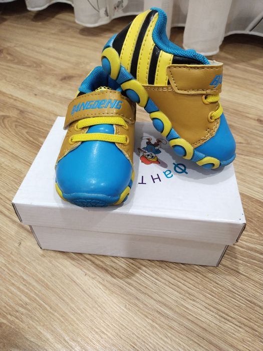 Продам детскую обувь