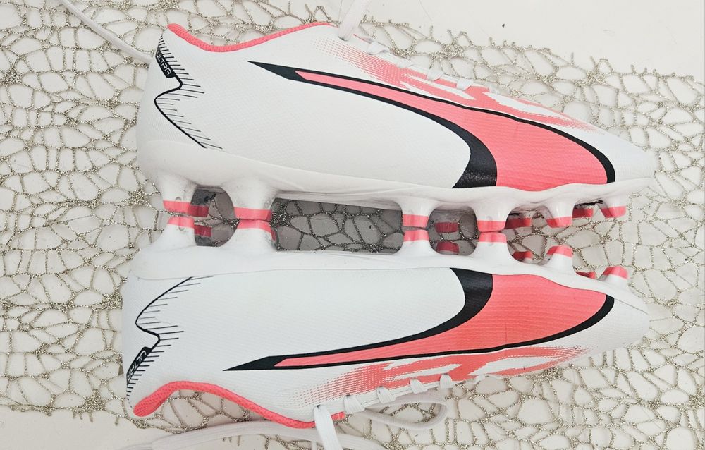 Ghete de fotbal cu crampoane marca Puma Ultra originale 36