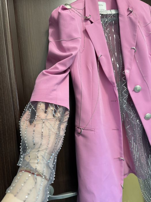 Costum accesorizat cu pantaloni transparenti