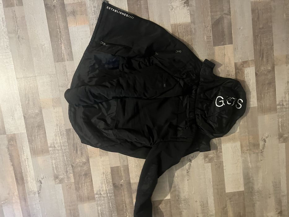 Яке на марката Guess