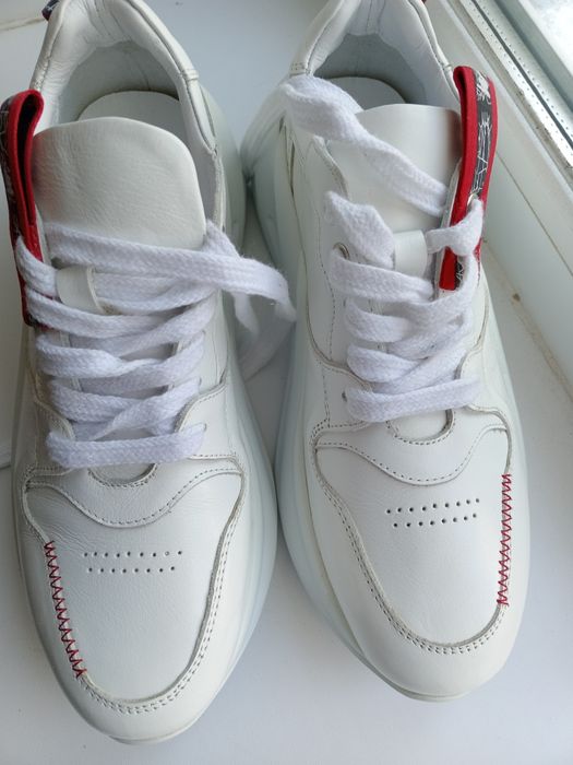 Продам белые кожаные кроссовки