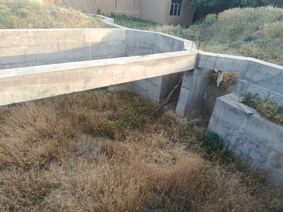 Продает участок земли 8 соток янгиюле.