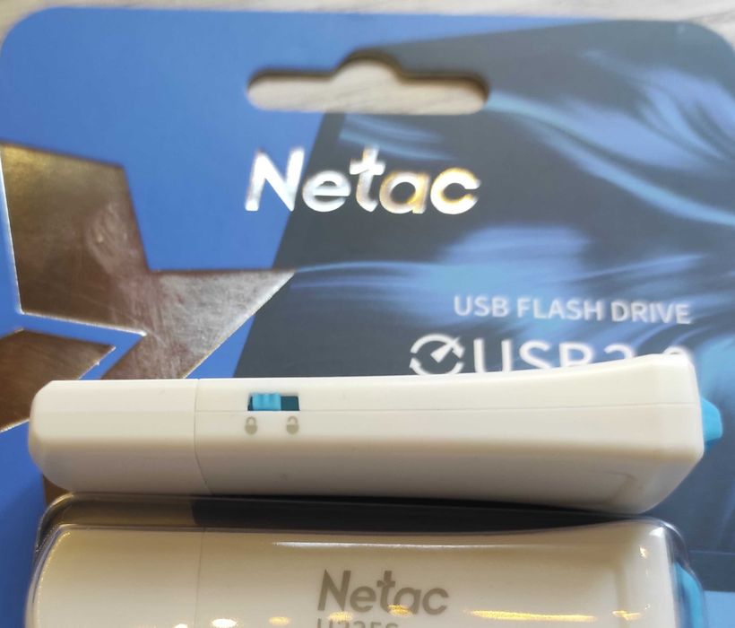 Флашка с бутонче,за защита от запис,триене или форматиране 64GB USB