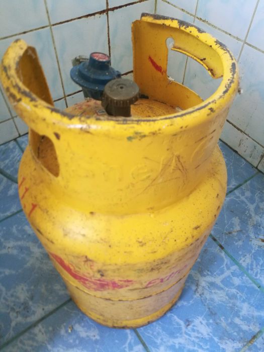 Vand aragaz functional la 160 lei