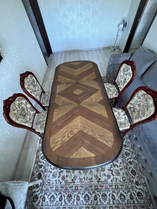 Продам стол для гостиной