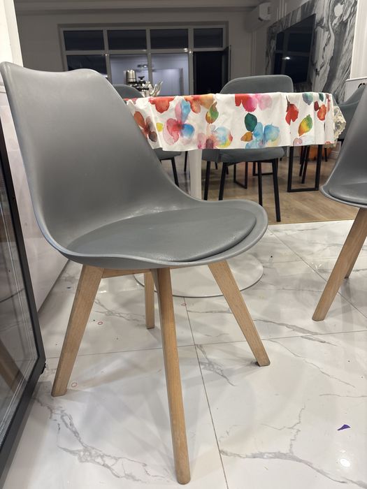 Продам набор из стола и 3 стульев