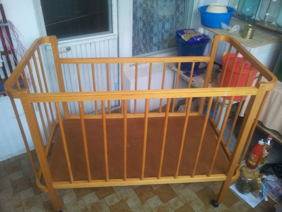 Детская деревянная кровать.