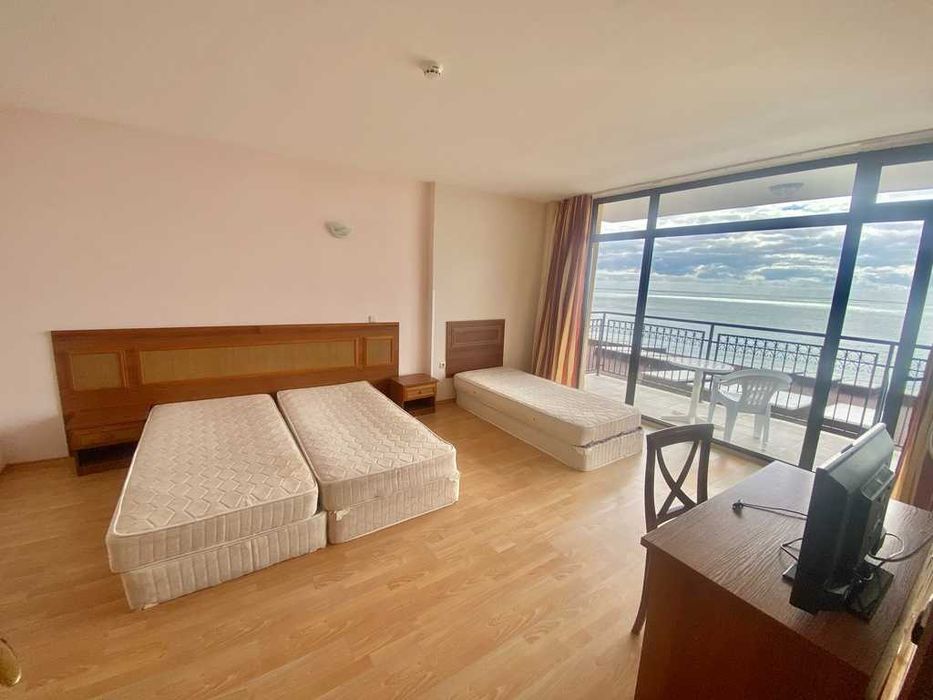 Просторен двустаен апартамент с морска панорама, Първа линия